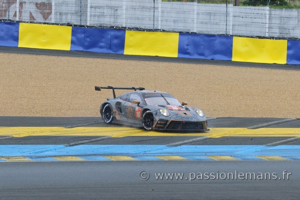 Porsche 911 N°18 sortie de piste